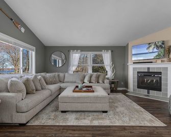 Lakefront home, large firepit patio, Game room! - Brewerton - Olohuone