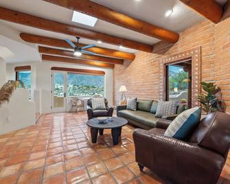 Cimarron: Spectacular city and mountain views, pool, hot tub, and more! - Catalina Foothills - Living room