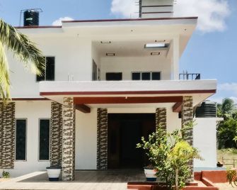 2 minutes to the nilaveli beach! Wonderful Experience - Trincomalee - Building