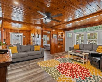 Low Tide - 3rd Row - Crescent Beach Section - North Myrtle Beach - Living room