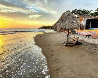 2 Casitas for 8 guests on Beach Front w Pool & AC - Pochomil - Playa