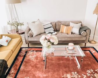 Designer Home 2 Bedroom - 20min To Nyc Wtc - Private Backyard - Harrison - Living room