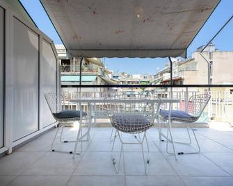 Cosy 2BR flat near Ampelokipoi station & hospitals - Athens - Balcony