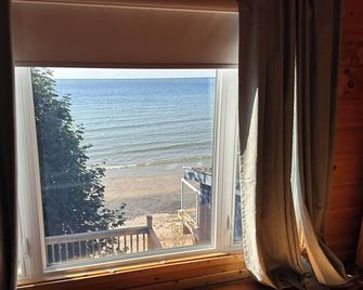 Lakehouse In Port Maitland on the shores of Lake Erie. Enjoy views & swimming - Dunnville - Balcony