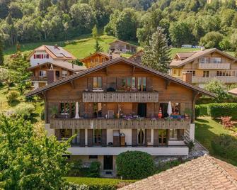 Nice apartment for 2 guests with WIFI, TV, patio, panoramic view and parking - Leissigen - Edificio