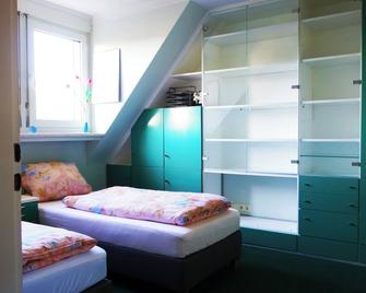 2 room fair or Apartment near the airport - Düsseldorf - Bedroom