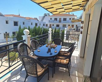 Paramount Gardens Resorts D204 - Tersephanou - Balcón