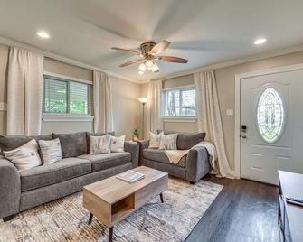 Baton Rouge Home with Private Patio 2 Mi to LSU! - Baton Rouge - Living room
