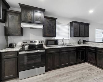 Brand New 3 bed house in central San Benito with AC, WiFi, and digital features - San Benito - Kitchen