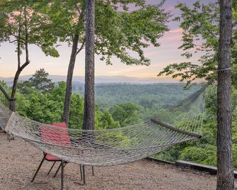 Secluded, luxurious cabin perched above Eagle Fork Creek with sunrise views. - Smithville - Balcony