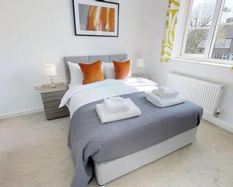 Stayzo Cole Green Lane Accommodation- Free Parking - Welwyn Garden City - Bedroom