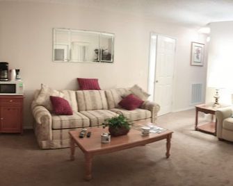 Lakefront Condo/Apartment On Beautiful Segovia Lake! - Hot Springs - Wohnzimmer