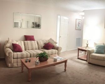 Lakefront Condo/Apartment On Beautiful Segovia Lake! - הוט ספרינגס - סלון