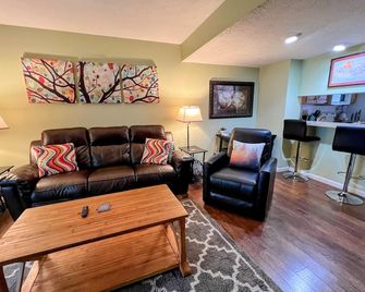 Townhouse in the Pines - Bloomington - Living room