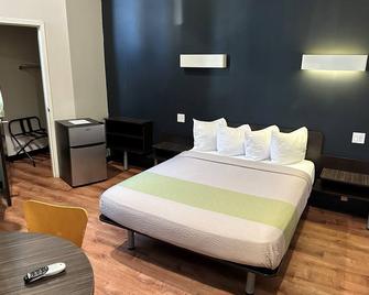 Feather Factory Hotel - Queens - Bedroom