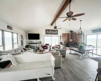 Hilltop Haven on 31 acres w/ Breathtaking Views, Horses, & Epic Fire Pit - Boerne - Wohnzimmer