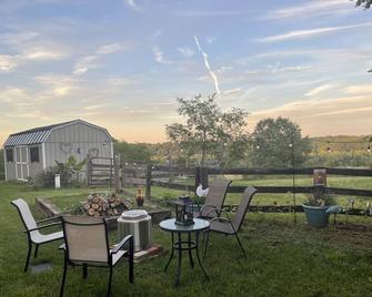 106 acre Farm with Animals, River & Private Pond, near Wineries and Breweries - Scottsville - Patio