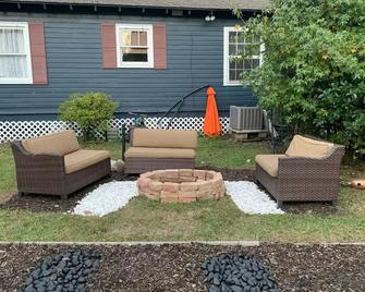 Spacious Parking Cozy 2 Bedroom Cottage - Slidell - Patio