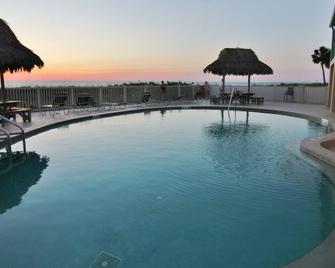 Charming Gulf front condo with views of Belleair Beach, outdoor pool, central AC - Belleair Beach - Pool