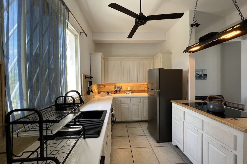 Treetops Hotel - Caye Caulker - Kitchen