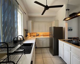 Treetops Hotel - Cayo Corker - Cocina