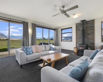Infinity Views - Modern Wanaka Holiday Home - Wanaka - Living room