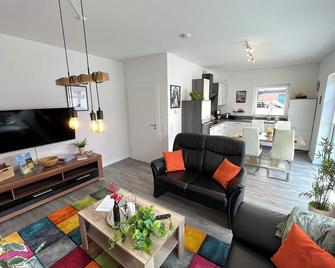 Ferienhaus 'Elstar' Meppen Ebenerdig Carport Terrasse Neubau Netflix Free Wifi 2 Schlafzimmer Küche - Meppen - Obývací pokoj
