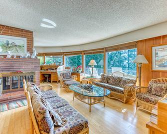 The Bridge and Balcony - North Bend - Living room