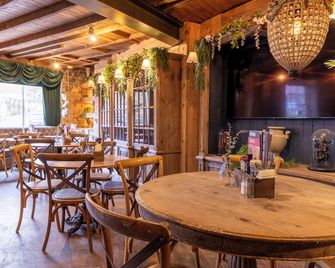 The Dirty Bottles Hotel - Алник - Ресторан