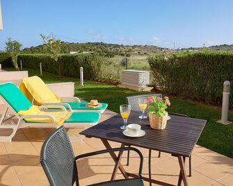 Sunny apartment with two large patio areas and views over open countryside - Praia da Luz - Terasa
