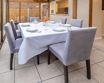 Charming family house in High Wycombe - High Wycombe - Eetruimte