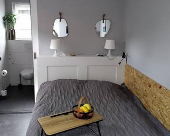 Enjoy the Beach and Domburg 18m2- very nice, charming room central and quiet - Domburg - Schlafzimmer
