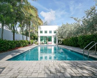 Luxurious Contemporary Townhome with rooftop, elevator and across The Beach! - Pompano Beach - Pool