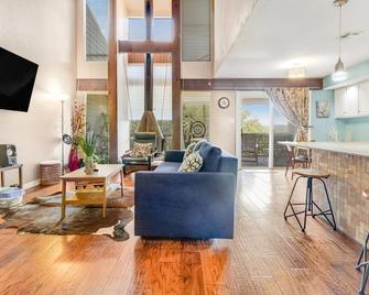 The Blue Condominium - Leander - Living room