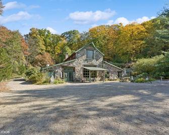 Cozy Cabin @ Sticks & Stones Farm - Newtown - Building