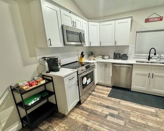 The Cardinal. Newly built 1-bedroom cottage w/ WiFi and AC in delightful Muncie - Muncie - Küche