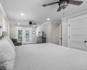 Nordin's LakeHouse, Lakefront Hideaway on Delaware Bay Sleeps 10 - Dardanelle - Bedroom