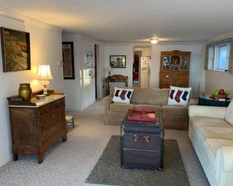 Wolf Lake Betty is resting for 2026. - Baldwin - Sala de estar