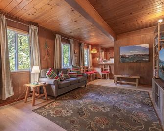 Economical Kings Beach Cabin with Garage - Walk to Beach “The Raccoon Shanty” - Kings Beach - Living room