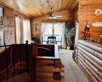 Beautiful Log Cabin With Lake Access, Pond, And 4-Wheeling Trails - Afton - Dining room