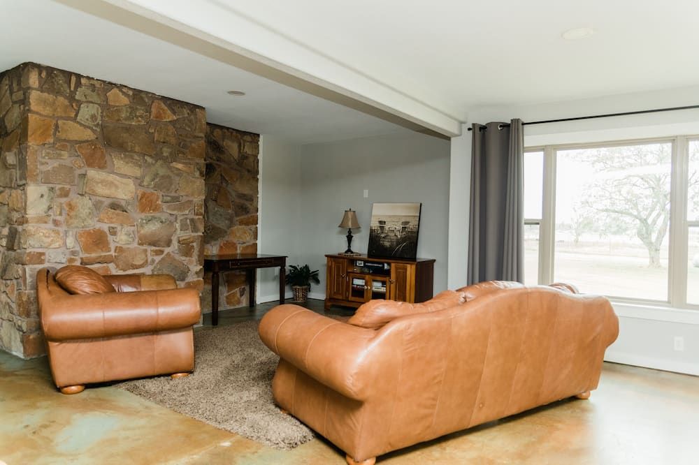 Cottage By The Lake; 40 acre farm with beautiful view of our 15 acre lake. - Sulphur - Sala de estar