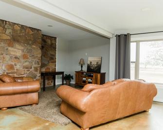 Cottage By The Lake; 40 acre farm with beautiful view of our 15 acre lake. - Sulphur - Sala de estar