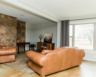 Cottage By The Lake; 40 acre farm with beautiful view of our 15 acre lake. - Sulphur - Sala de estar