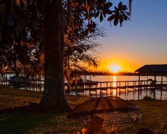 The 'Q'whack Shack' on the Beautiful Lake Seminole with dock and boat storage - Donalsonville - Restaurante