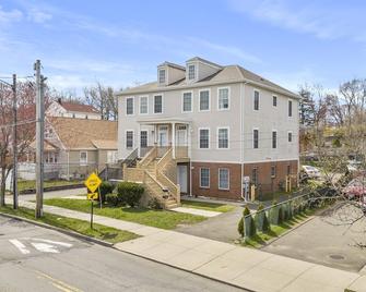 Gorgeous Waterfront 2 Bedroom 1 Bath Modern Home. - New Haven - Building