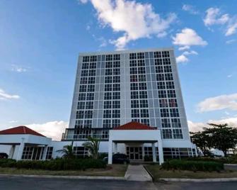 Ornella Villa - 2-Br Apartment - Pool - Parking - Portmore - Building