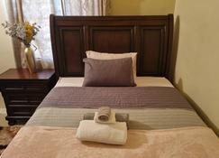 Charming 2-Bed House in Portmore gated community - Portmore - Bedroom