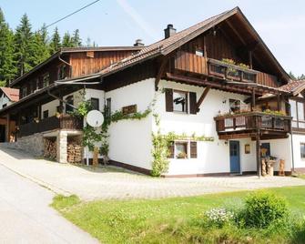 Gemütliche Ferienwohnung mit großem überdachtem Süd-Balkon - Zwiesel - Gebäude