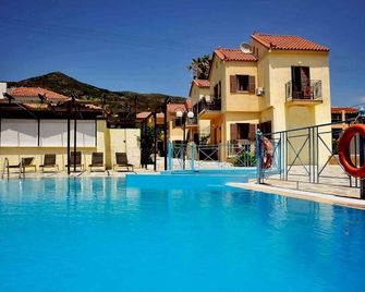 Stella Apartments - Marathokampos - Basen