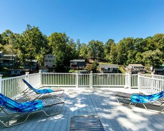 Tucked Away Gem: Lakefront, 3 Fireplaces,sup - Lake Lure - Balcony